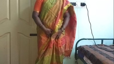 घरमालकाला तिचे नैसर्गिक स्तन दाखवण्यासाठी भारतीय देसी दासी
