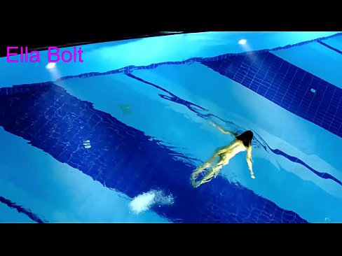 ❤️ मी पाहणे थांबवू शकत नाही, तरुण गोरा ELLA BOLT रिसॉर्ट पूलमध्ये नग्न पोहताना पकडला गेला ❤❌  आमच्याकडे ❌️